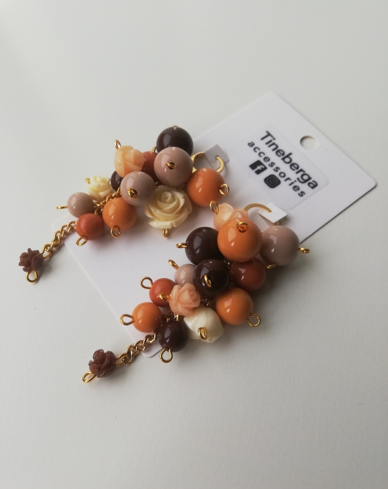 Elegant bunch of grapes earrings - in shades of sand